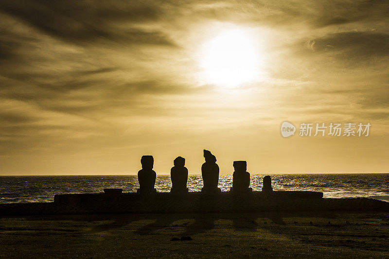 复活节岛上日落时的摩埃阿胡塔海石像
