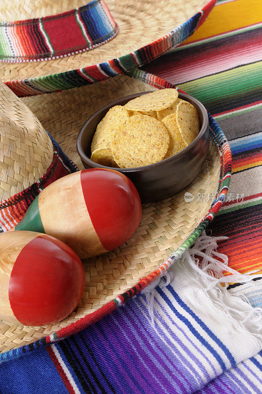 墨西哥宽边帽配沙球和玉米片