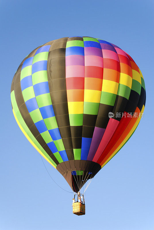 彩色热气球孤立在蓝天上