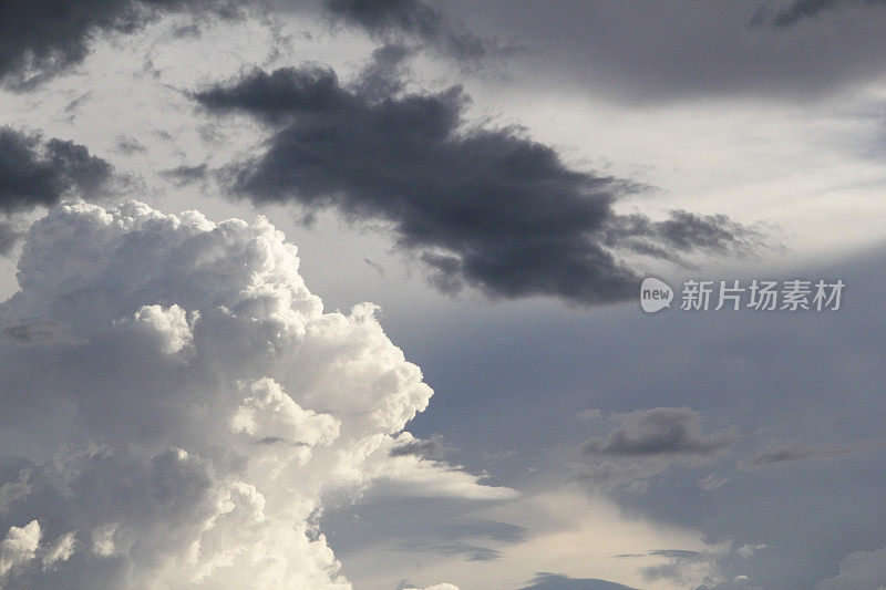 乌云天空蓝色暴风雨的天空