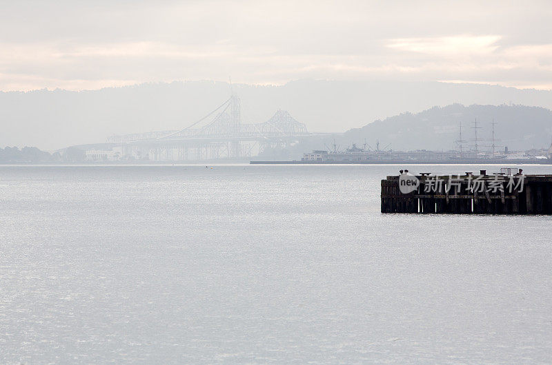 旧金山湾的清晨，桥在薄雾中