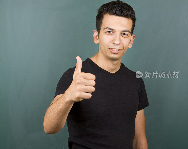 快乐的年轻学生竖起大拇指
