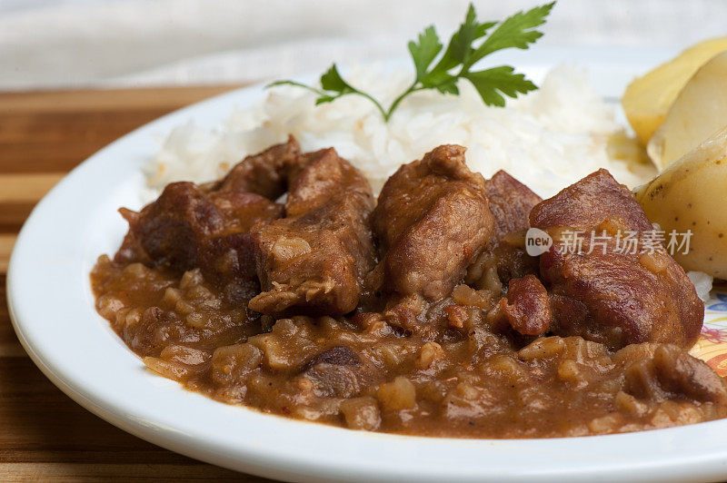 盘子里食物的特写镜头