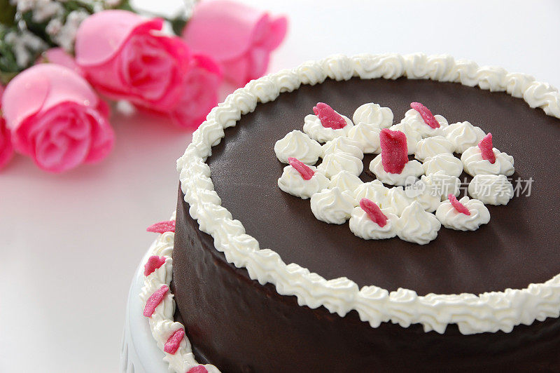 巧克力蛋糕与糖果玫瑰花瓣