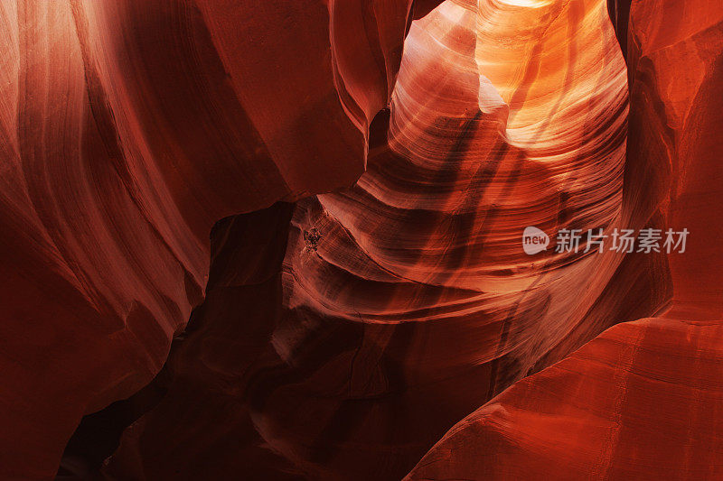 羚羊峡谷岩层阳光