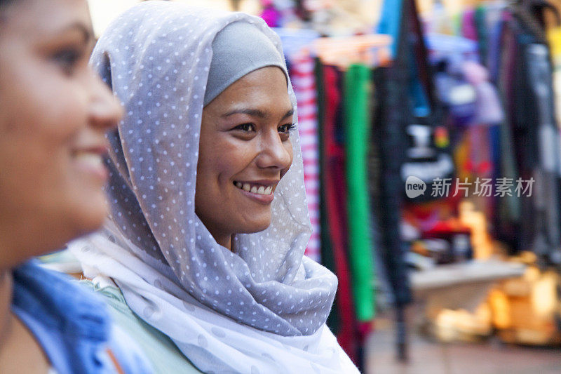 穆斯林妇女微笑着看向别处