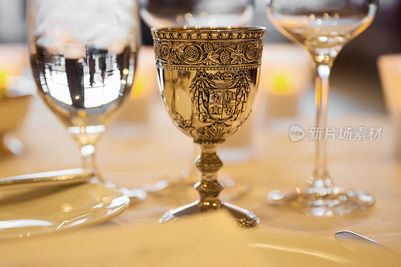 新郎新娘餐桌上的银杯