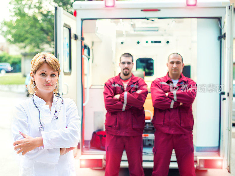 医护人员在一辆救护车前的肖像