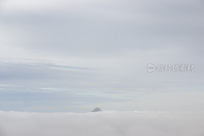 云中玻璃屋山，比尔瓦山出现