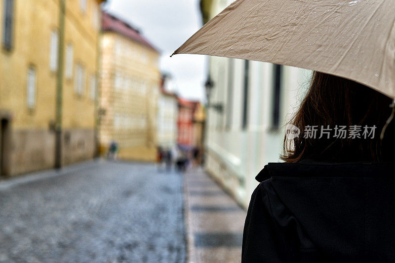 雨中的布拉格女人