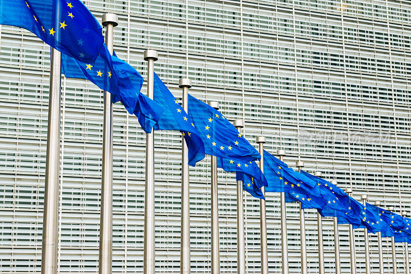 欧盟总部Berlaymont欧盟委员会大楼附近的欧盟旗帜