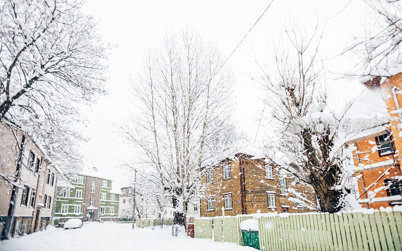 大雪，城里的冬天。爱沙尼亚塔林。