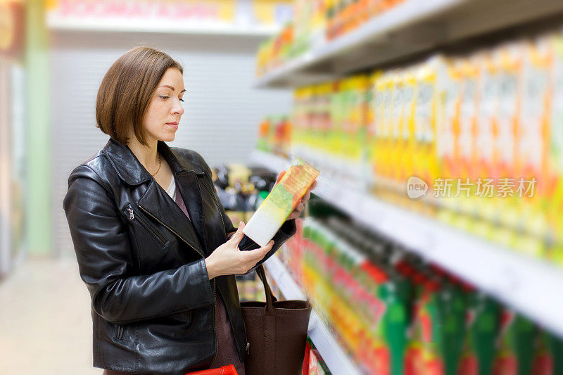 妇女检查食物标签