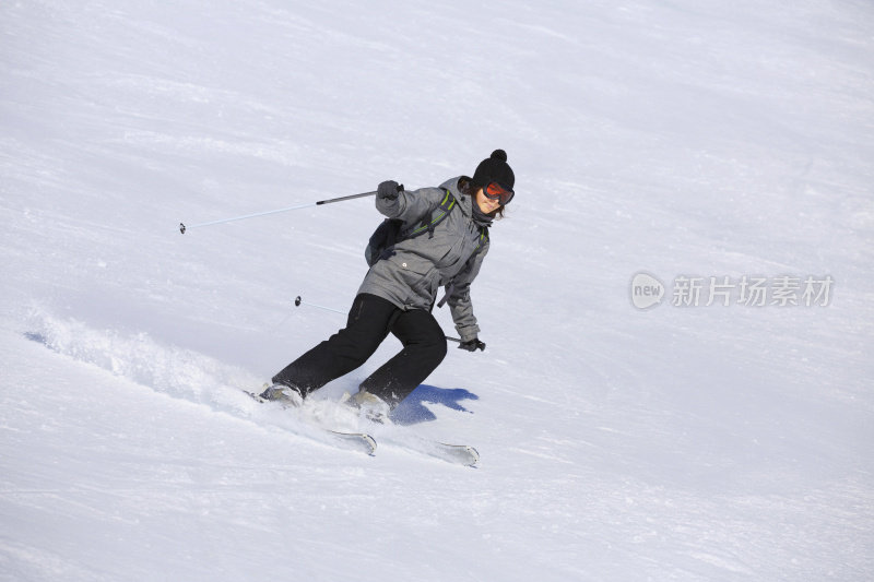 十几岁的女孩滑雪滑雪在阳光明媚的滑雪场滑雪