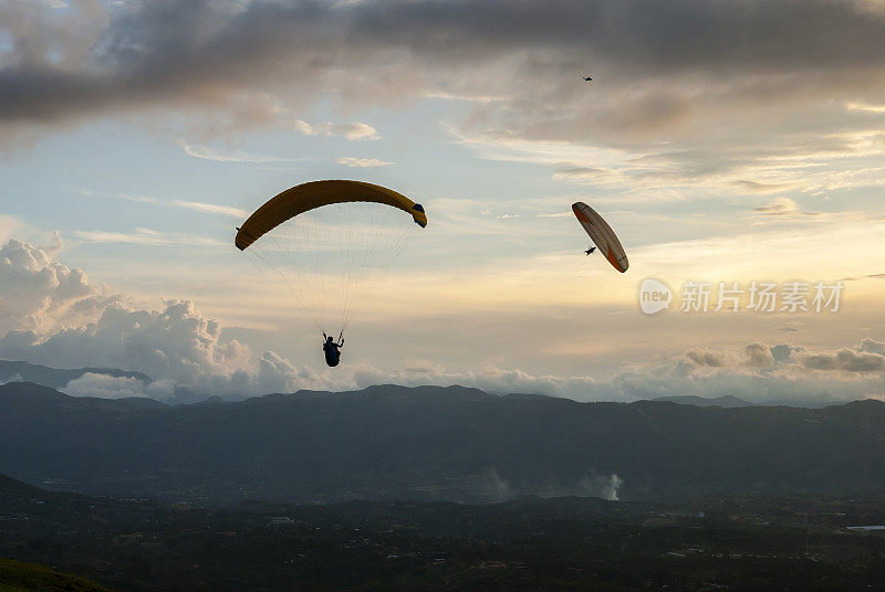 哥伦比亚布卡拉曼加，日落时的滑翔伞