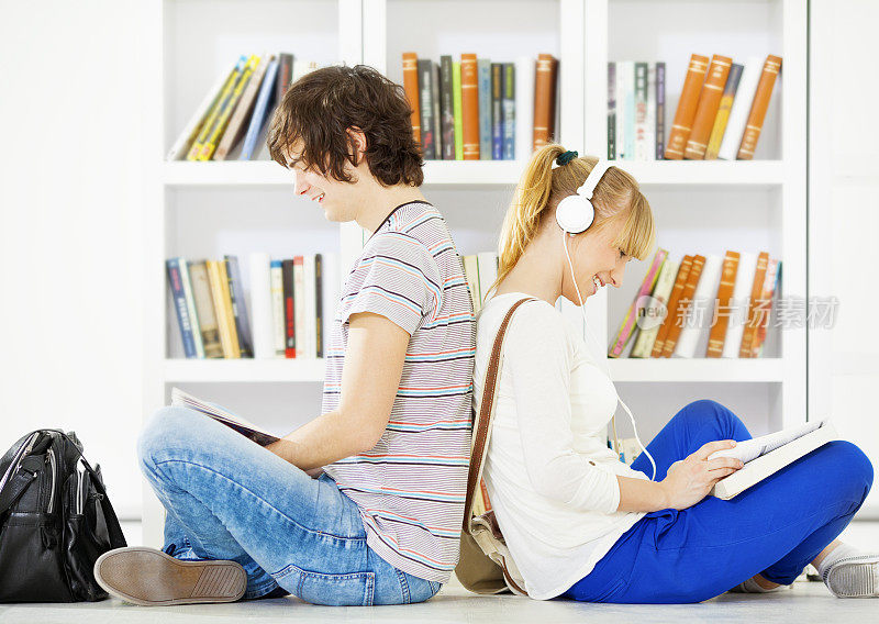 图书馆里的学生。