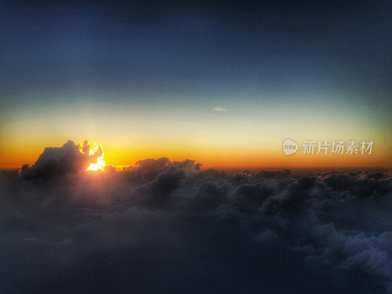 鸟瞰图的太阳爆发日落光束上方的云景