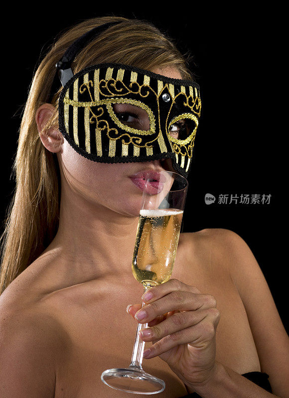 戴面具的女人喝香槟