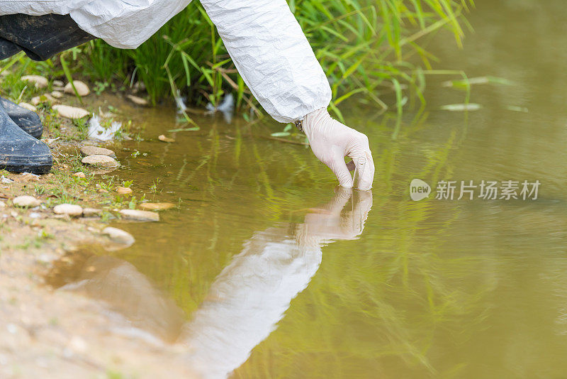 科学家检测有毒的水