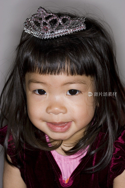 亚洲女婴肖像与公主皇冠