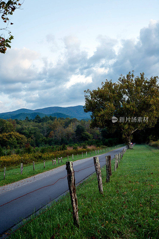 田纳西卡德斯湾的黄昏，有路和篱笆