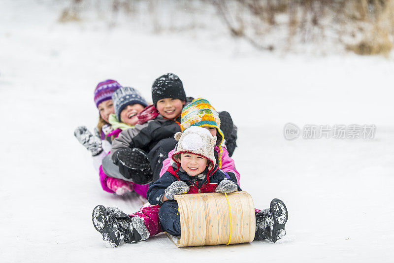 孩子们在雪橇山上滑雪