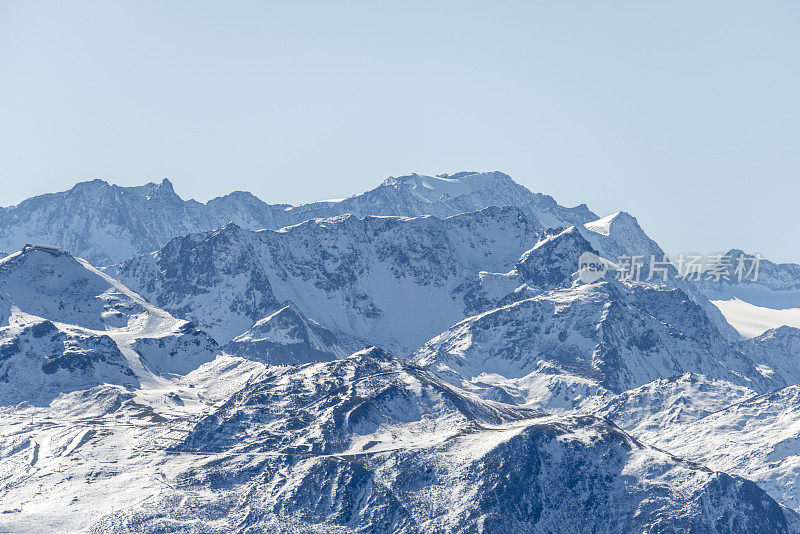 阿尔卑斯山的雪山环绕着因斯布鲁克。