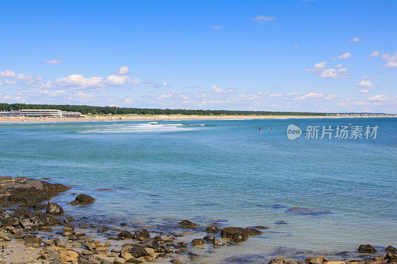 新英格兰缅因州的Ogunquit海滩，岩岸和蓝天。