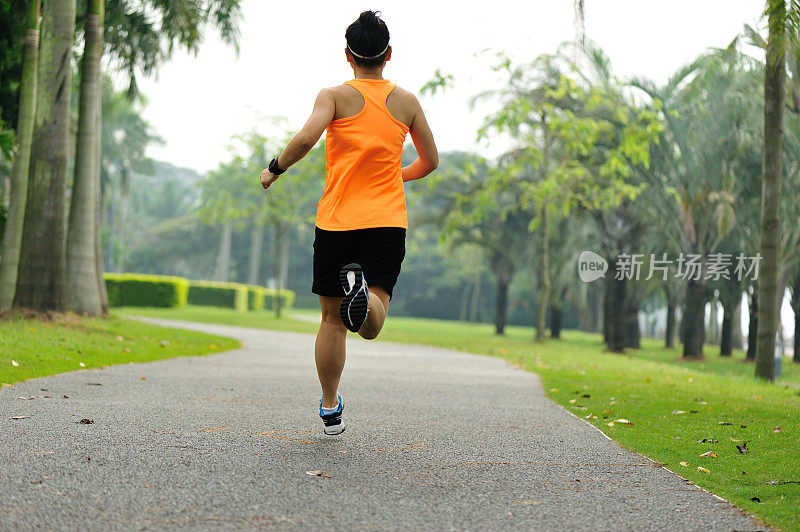 健康的生活方式女人跑步在公园小径上