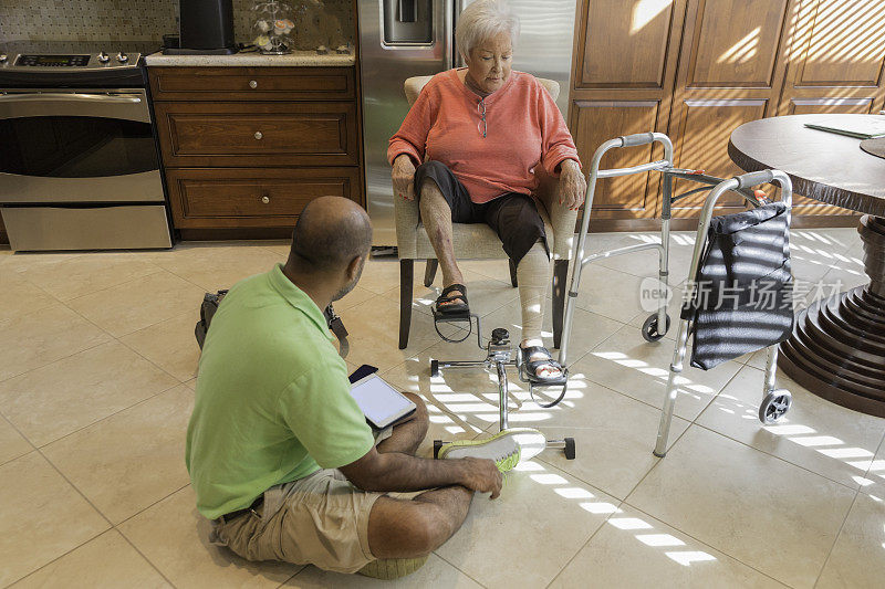 系列:居家理疗师治疗老年患者