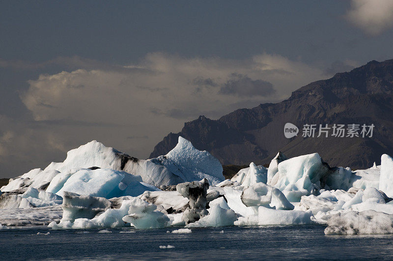 冰山在Jokulsarlon泻湖