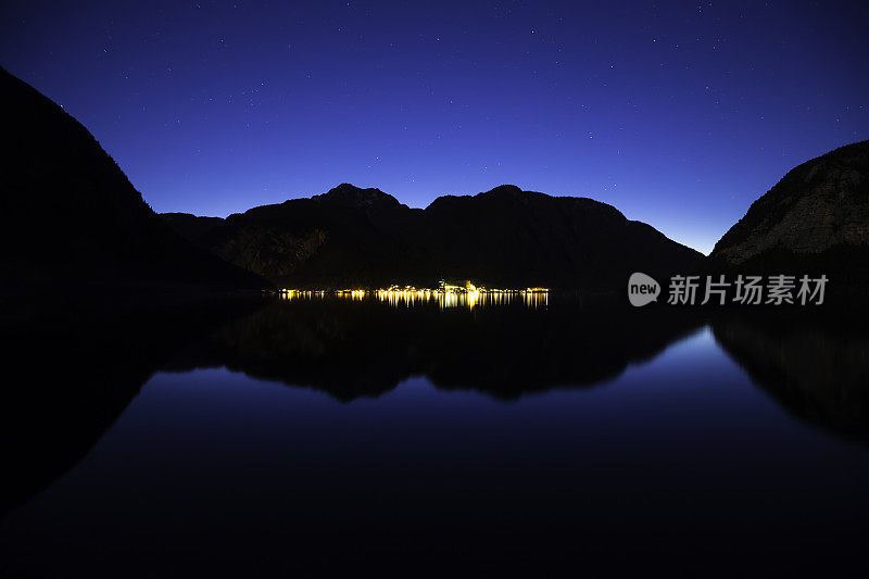 傍晚的山湖和城市灯光