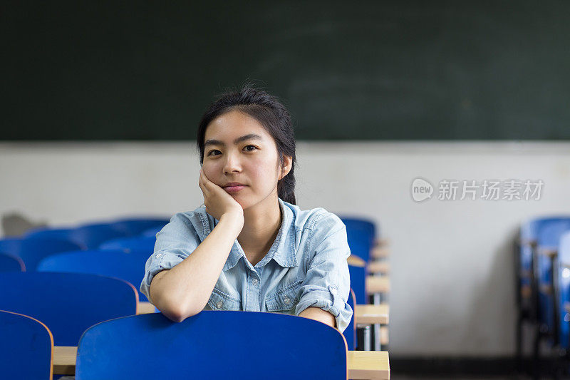 教室里的女学生