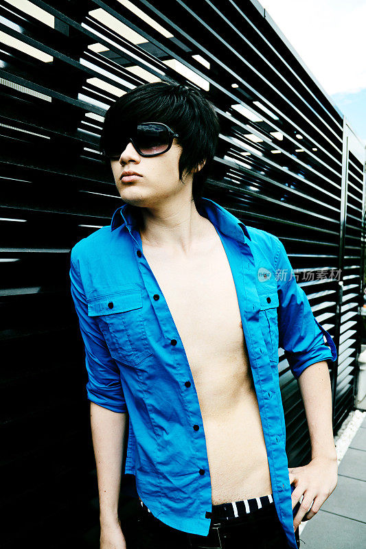有吸引力的亚洲男人在蓝色衬衫