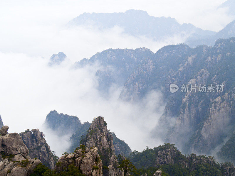 黄山在云海中