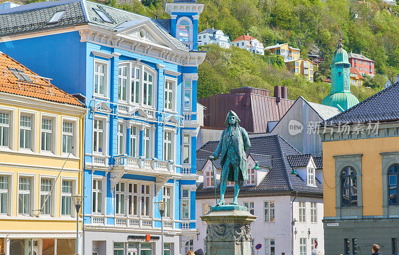 卑尔根彩色房屋和路德维希·霍尔伯格雕像
