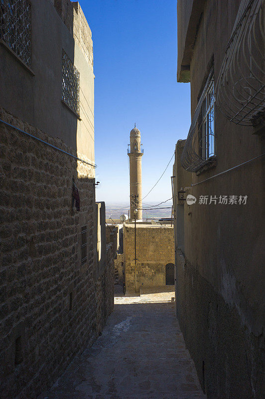 古老的阿拉伯风格的尖塔和狭窄的街道在mardin土耳其