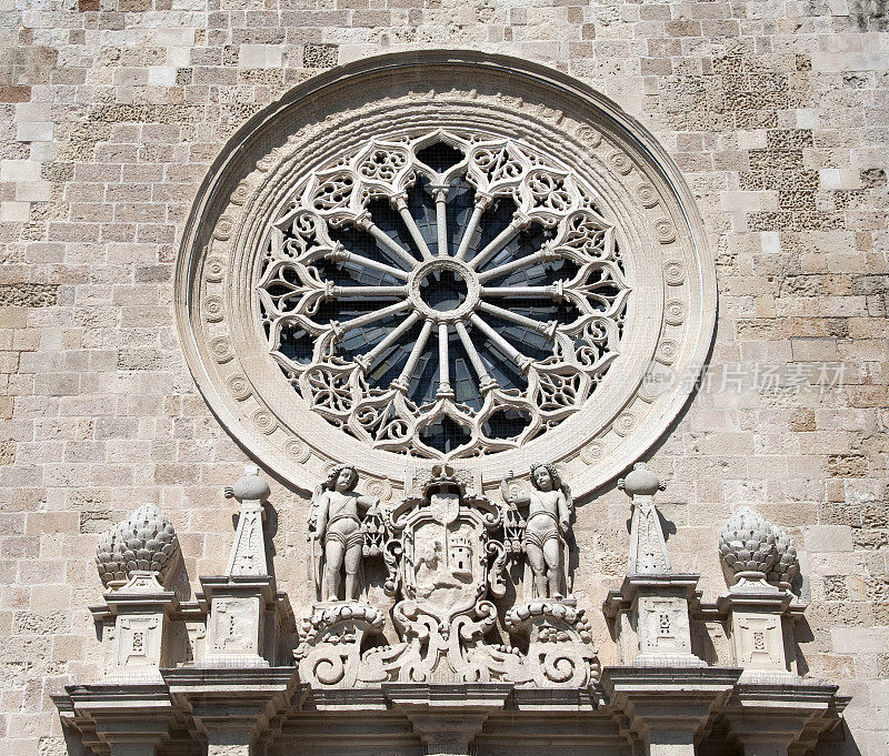奥特朗托大教堂的玫瑰窗和山墙。