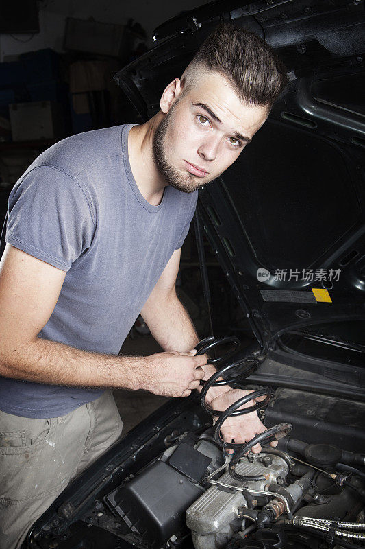 机械师修理汽车发动机马达