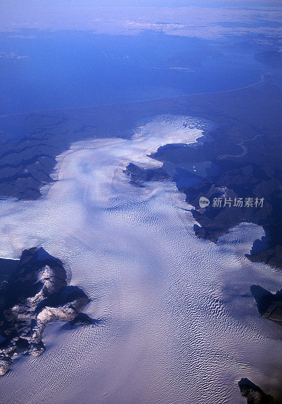 冰川雕刻着安第斯山脉