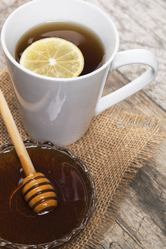 一杯柠檬和蜂蜜的茶