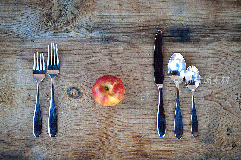 在粗糙的桌面上放置苹果餐具