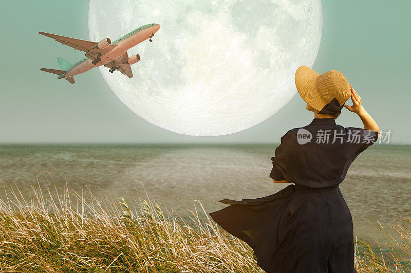 在满月的背景下，穿着飞行裙的女人看着起飞的飞机。