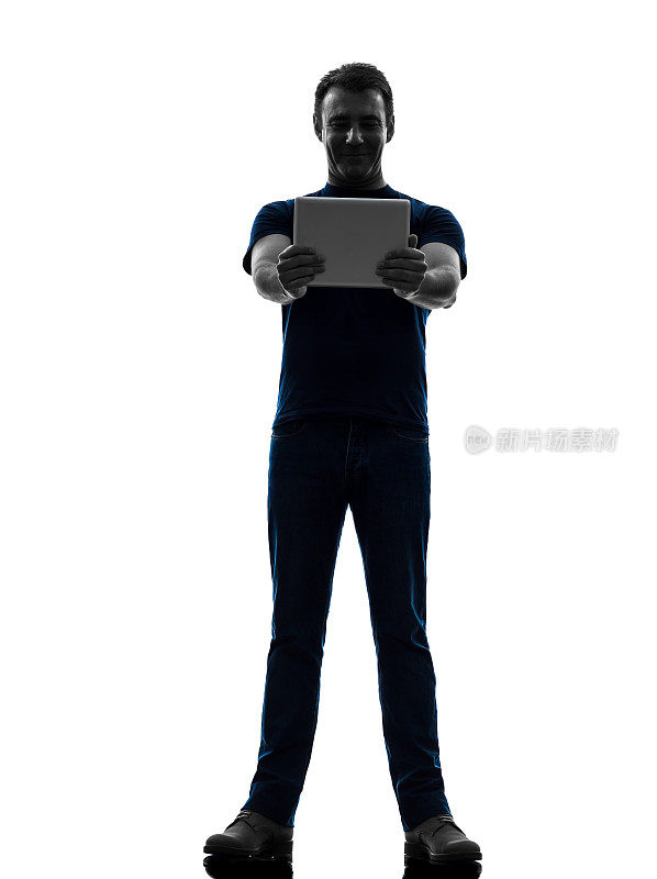男人拿着看数字平板电脑剪影