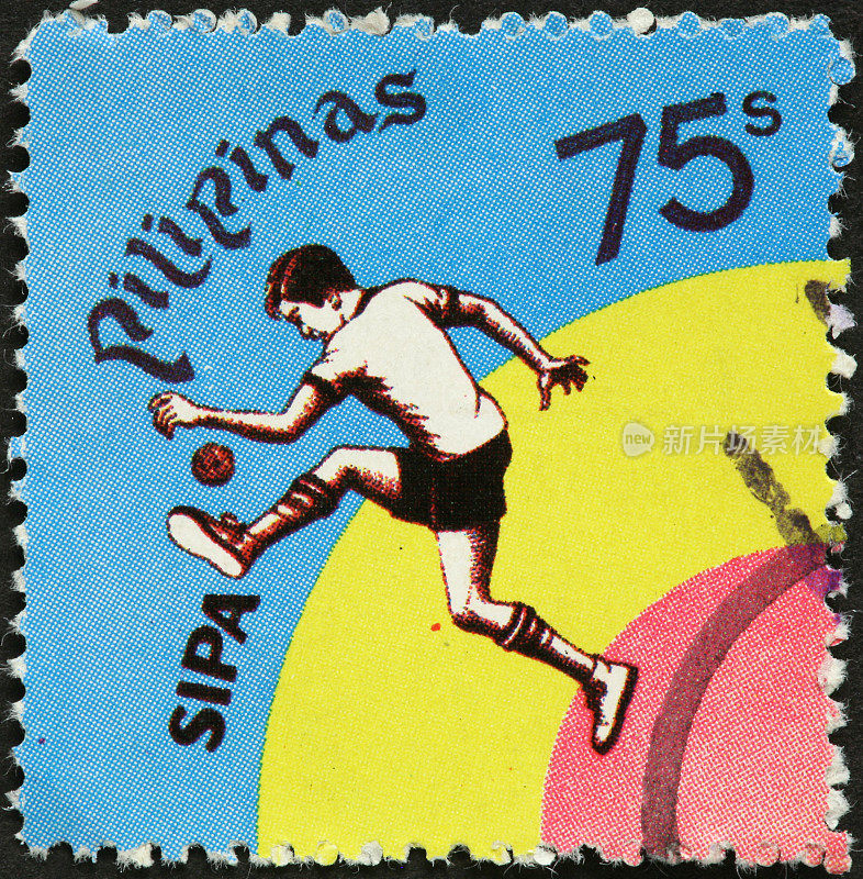 一个男孩在菲律宾邮票上踢球