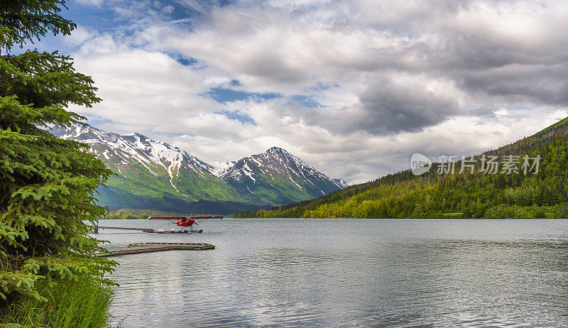 漂浮飞机停靠在阿拉斯加的驼鹿湖