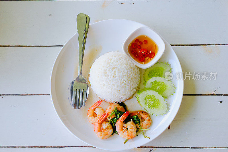 顶视图米饭配炸虾和罗勒，泰国菜菜单美味