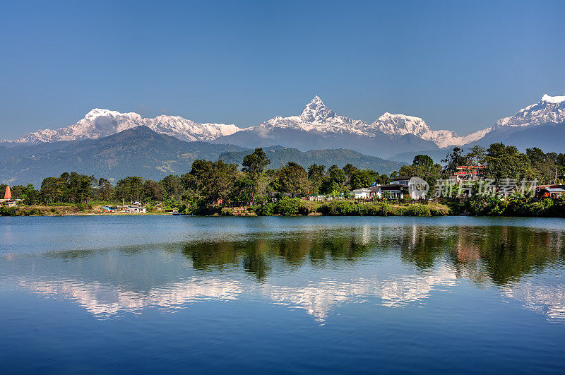 在尼泊尔博卡拉的安纳布尔纳山脉和它在费瓦湖的反射