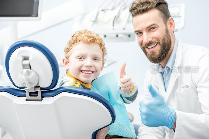 牙医和男孩在牙科诊所