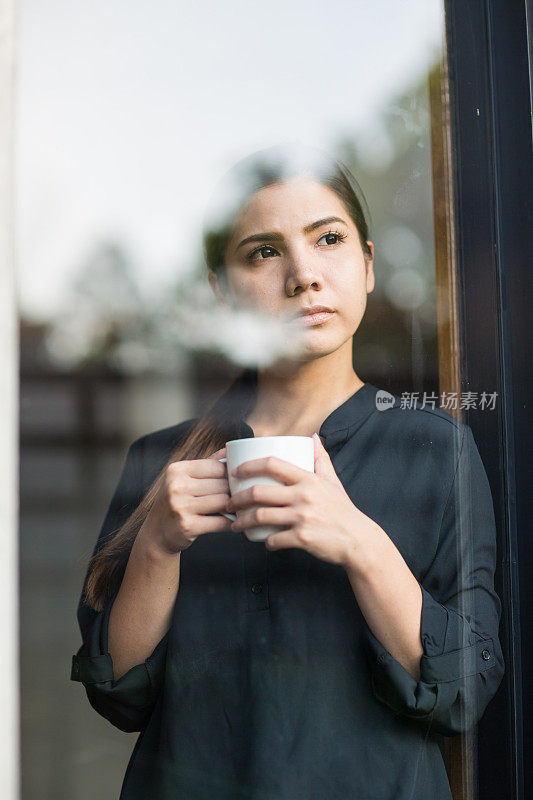 拿着咖啡杯的女人